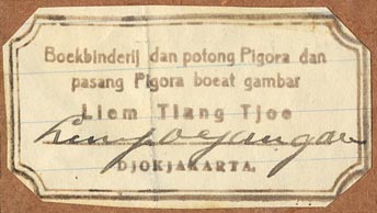 Boekbinderij dan potong Pigora dan pasang Pigora boeat gambar Liem Tlang Tjoe, Yogyakarta, Indonesia (57mm x 31mm, early 20th c.?).